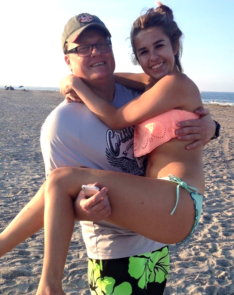 Model Madelynn May takes her late father's ashes everywhere, from road trips to photo shoots, keeping his memory close after his sudden death in 2024.