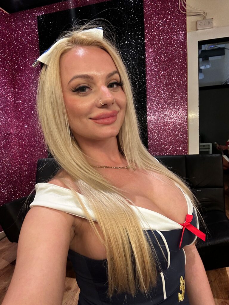 Professional escort Elizabeth Romanov reveals the subtle signs men show when cheating, from sudden schedule changes to secretive phone habits and emotional withdrawal.