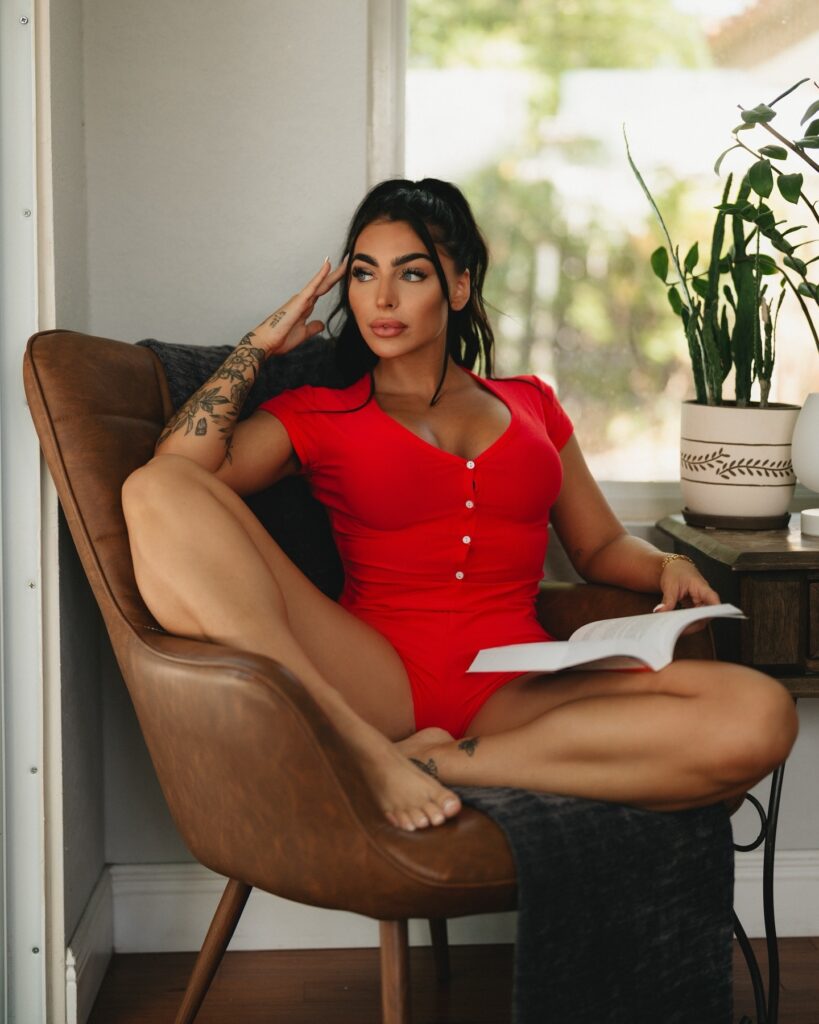 Model and survivalist Emily Rinaudo goes viral for urging women to toughen up, saying she hunts, fishes, and wields guns so she’ll never rely on men when crisis strikes.