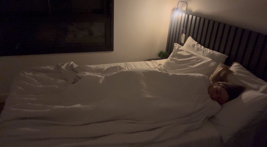 Brazilian influencer Débora Peixoto earns £84 per viewer by livestreaming herself sleeping, attracting fans who find comfort and connection in her quiet nightly routine.