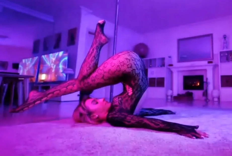 Hannah James performing for her fans online - NudeNewz