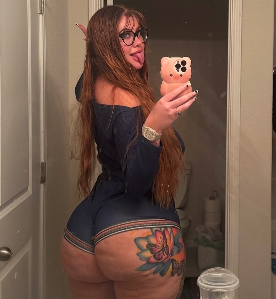 onlyfan model `Heavyn Knoll posting for a photo