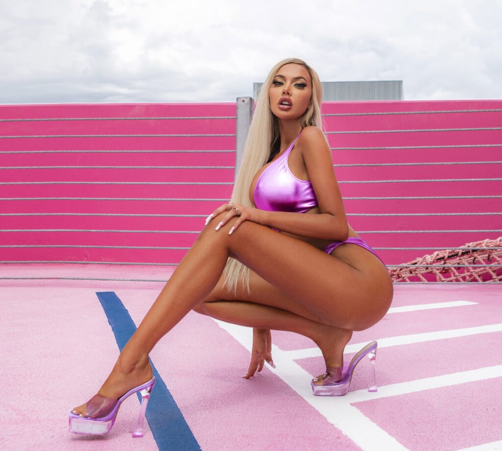 Elizabeth Marie new blonde dominatrix look - NudeNewz