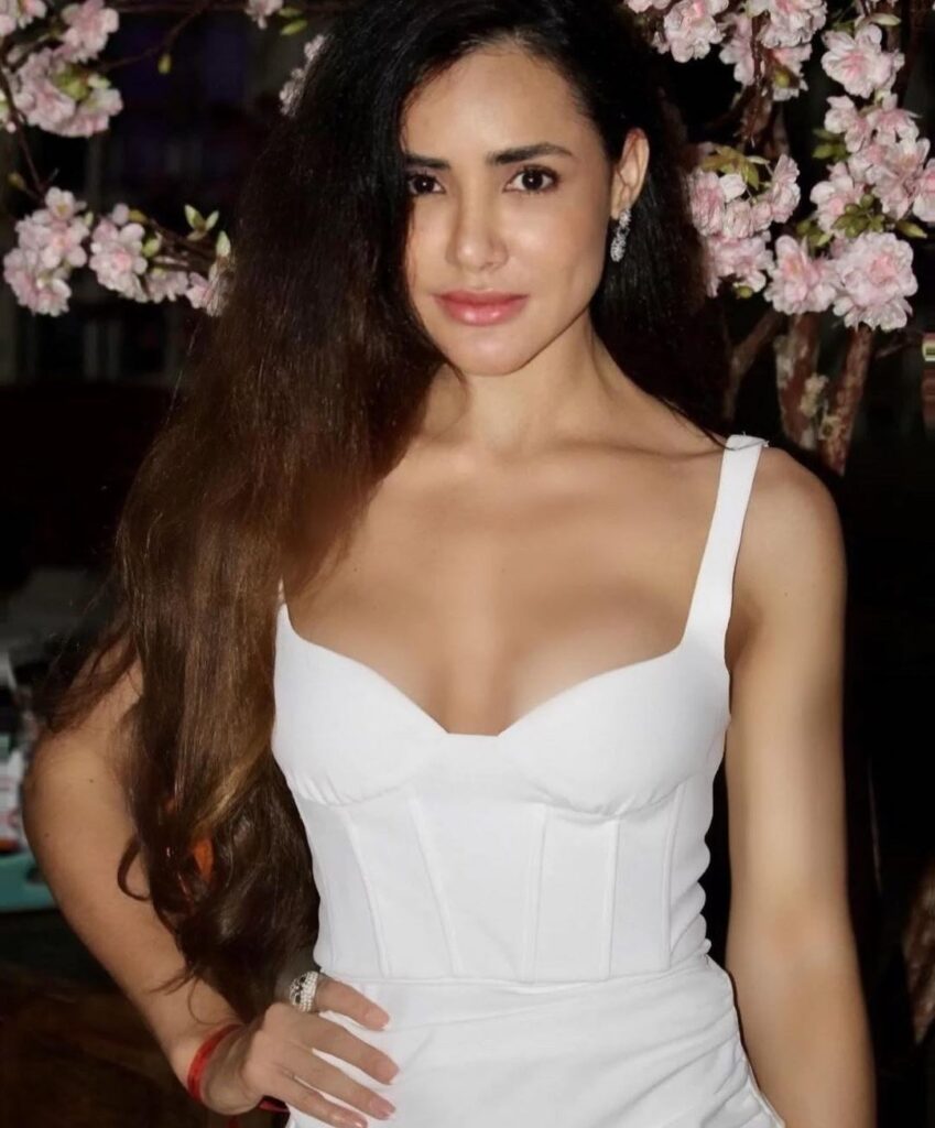 Wanessa Moura posing for a picture - NudeNewz