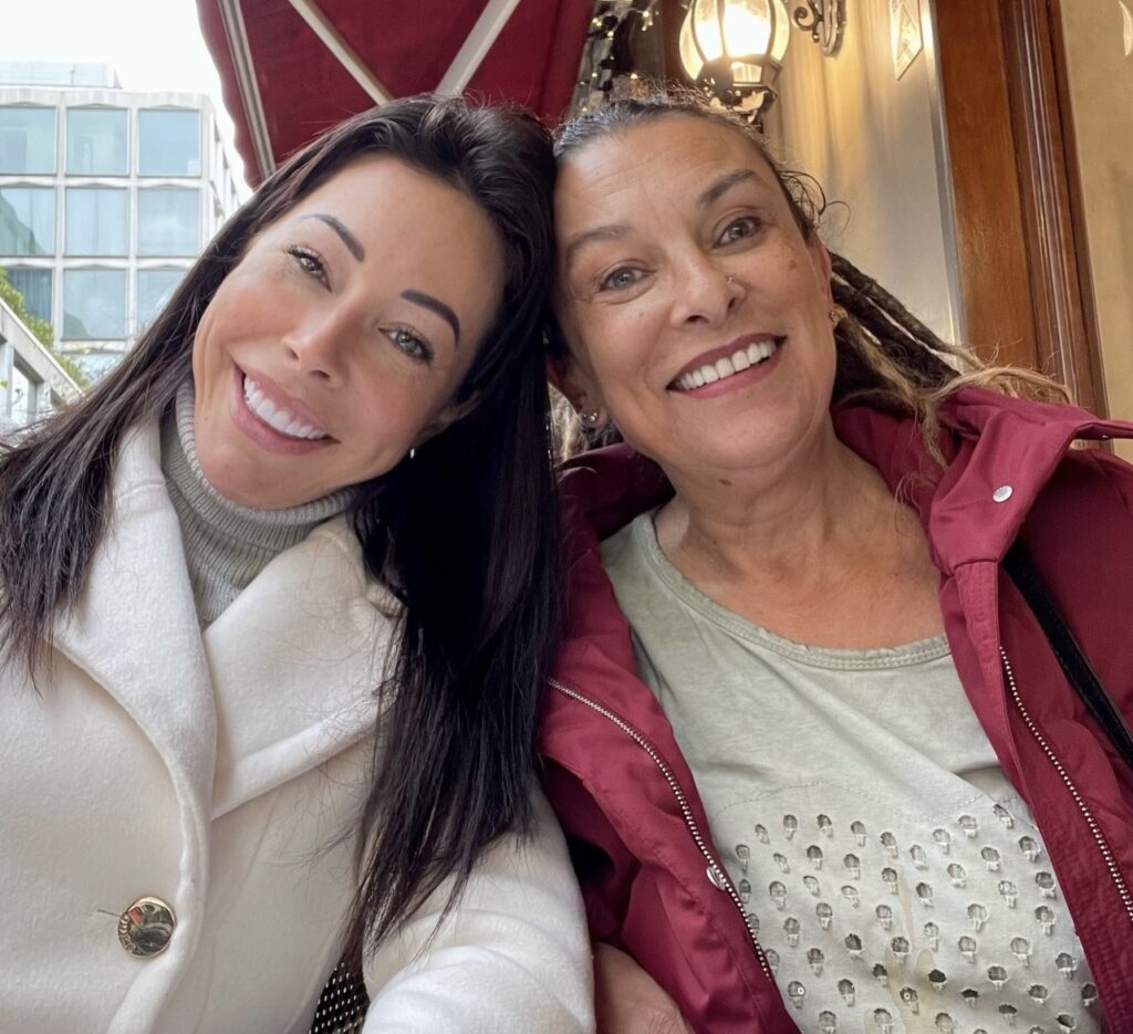 Yaela Vonk with her mother - NudeNewz